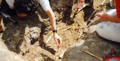 Escavao do interior de uma das sepulturas